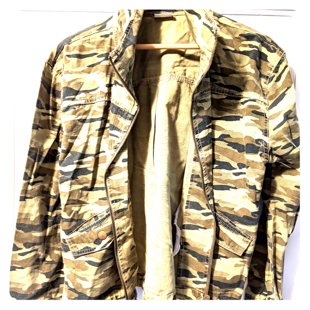 Abound women's juniors olive green camo jacket